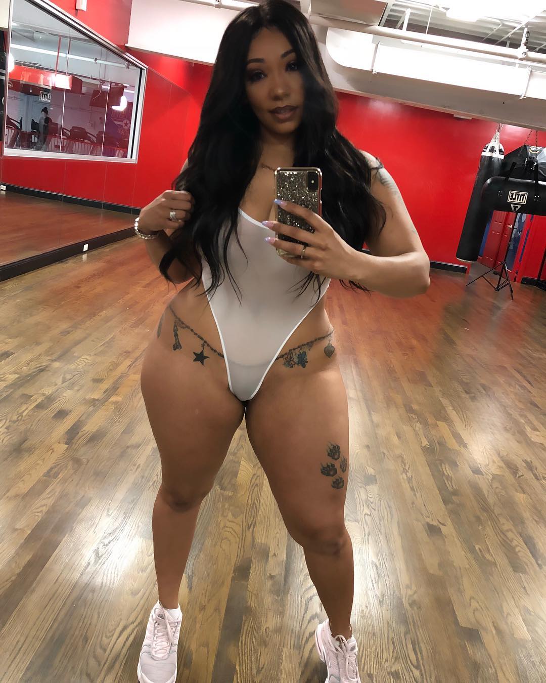 Thick b ombshell solo pussy